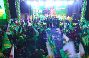 O tratorzão mostrou a potência nesse domingo (4) no Município de Itapecuru-Mirim. Mais de cinco mil pessoas abraçaram o lançamento da candidatura a prefeito de Hélio Lucena.A população vestiu a camisa verde e foi às ruas declarar apoio a Hélio Lucena e sua vice, Eliane Quilombola. Foi a maior convenção já realizada em Itapecuru-Mirim. A chapa da Mudança impactou a cidade.